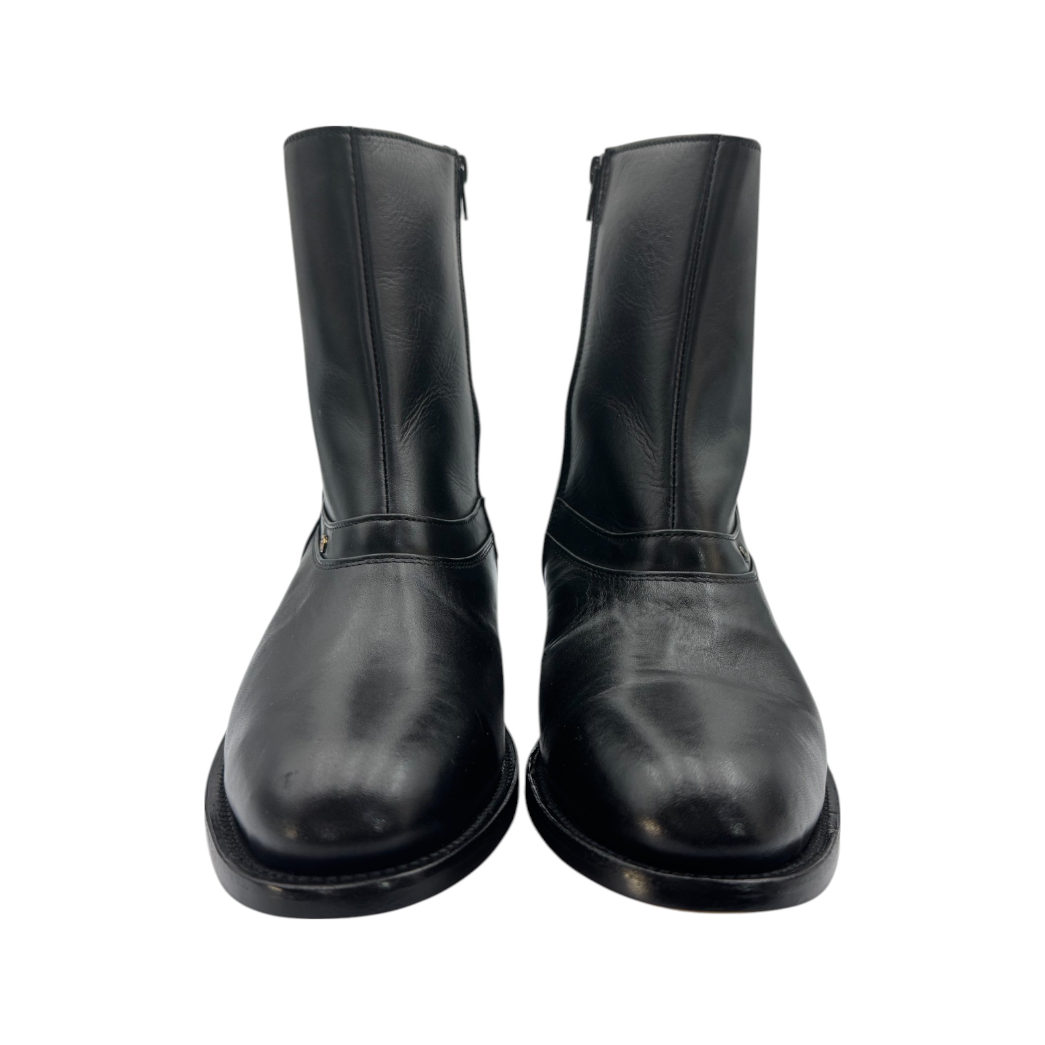 BOTIN ESTRIBO DE PIEL DE RES CON CIERRE NEGRO.
