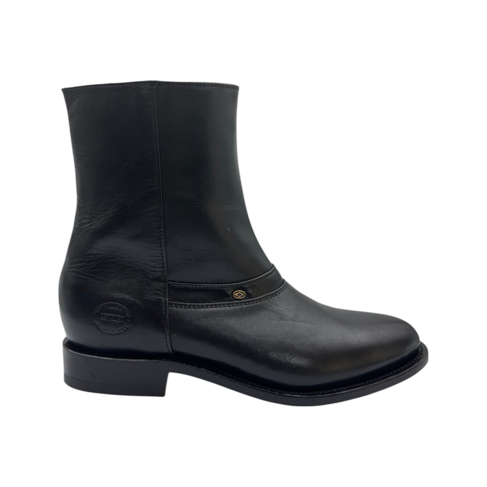 BOTIN ESTRIBO DE PIEL DE RES CON CIERRE NEGRO.