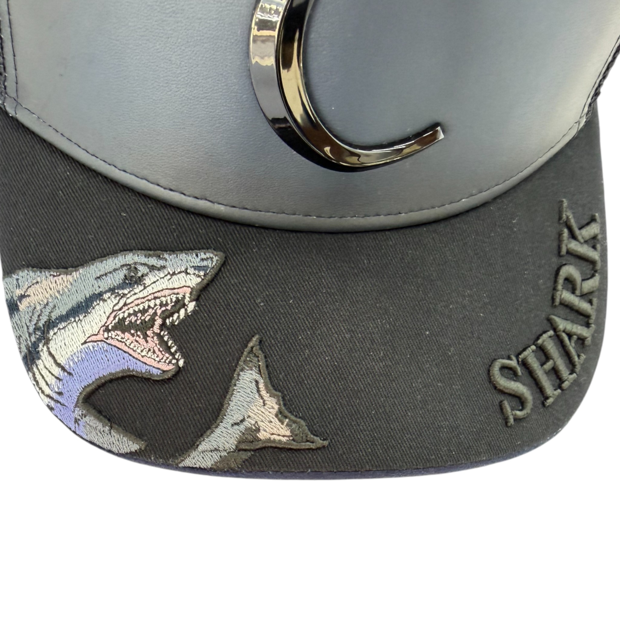 GORRA CUADRA BORDADO TIBURON AZUL.