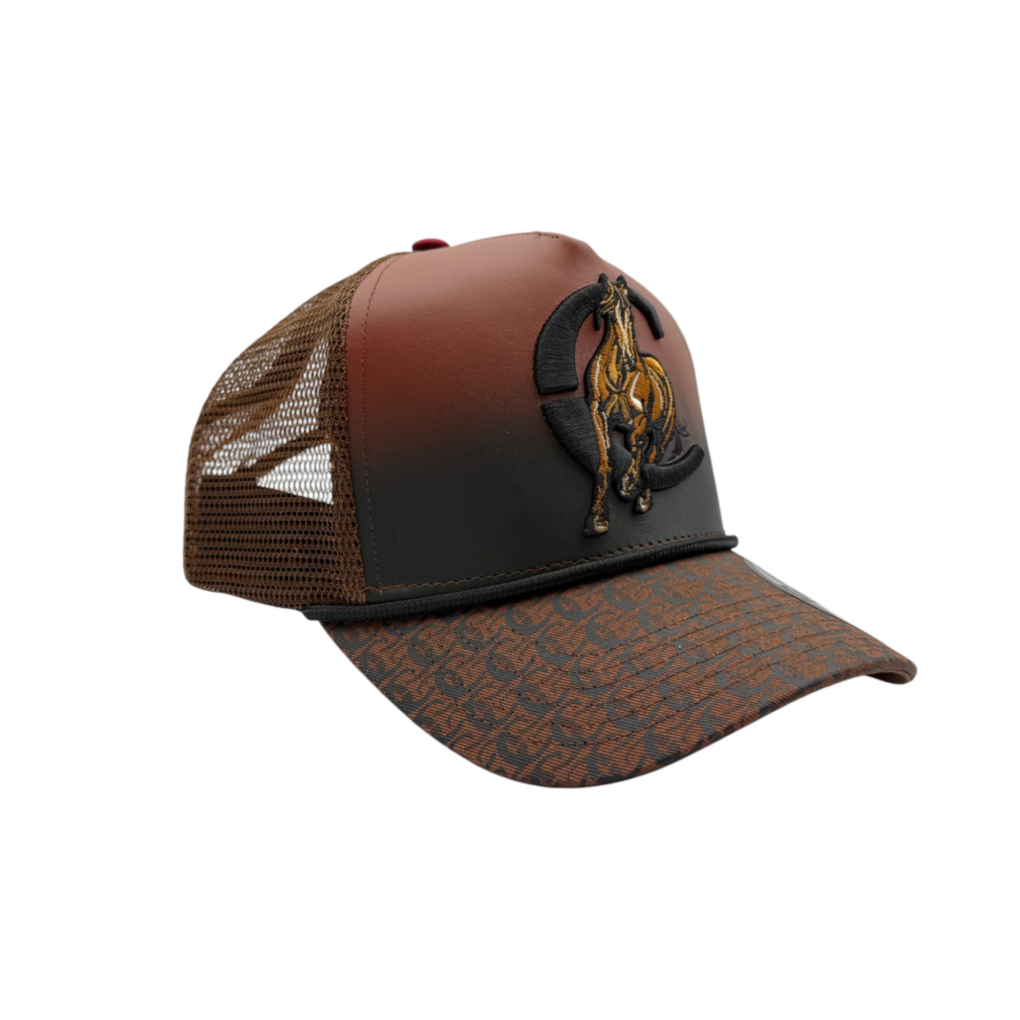 GORRA EN PIEL GENUINA CON DISEÑO DE CABALLO.