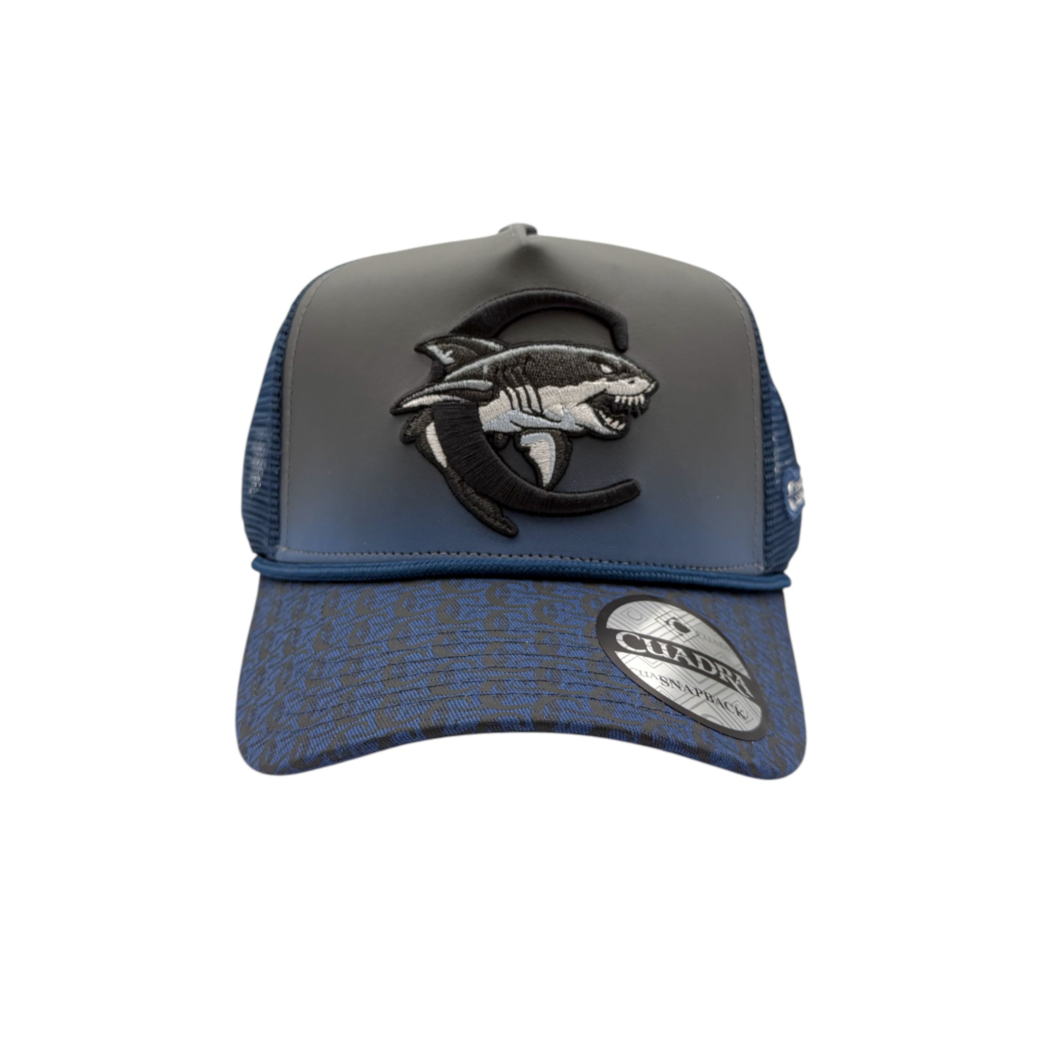 GORRA EN PIEL GENUINA CON DISEÑO DE TIBURON.