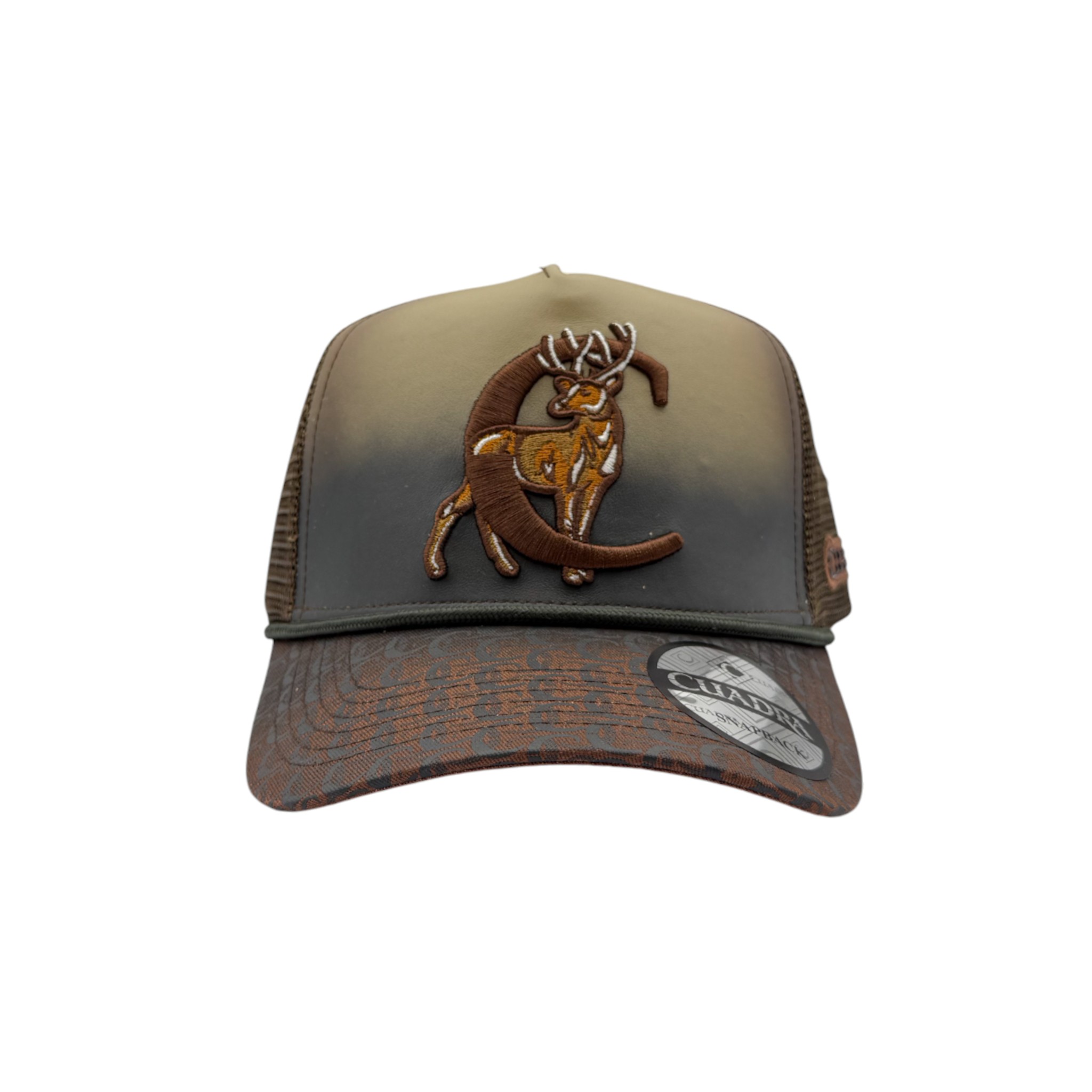 GORRA EN PIEL GENUINA CON DISEÑO DE VENADO.