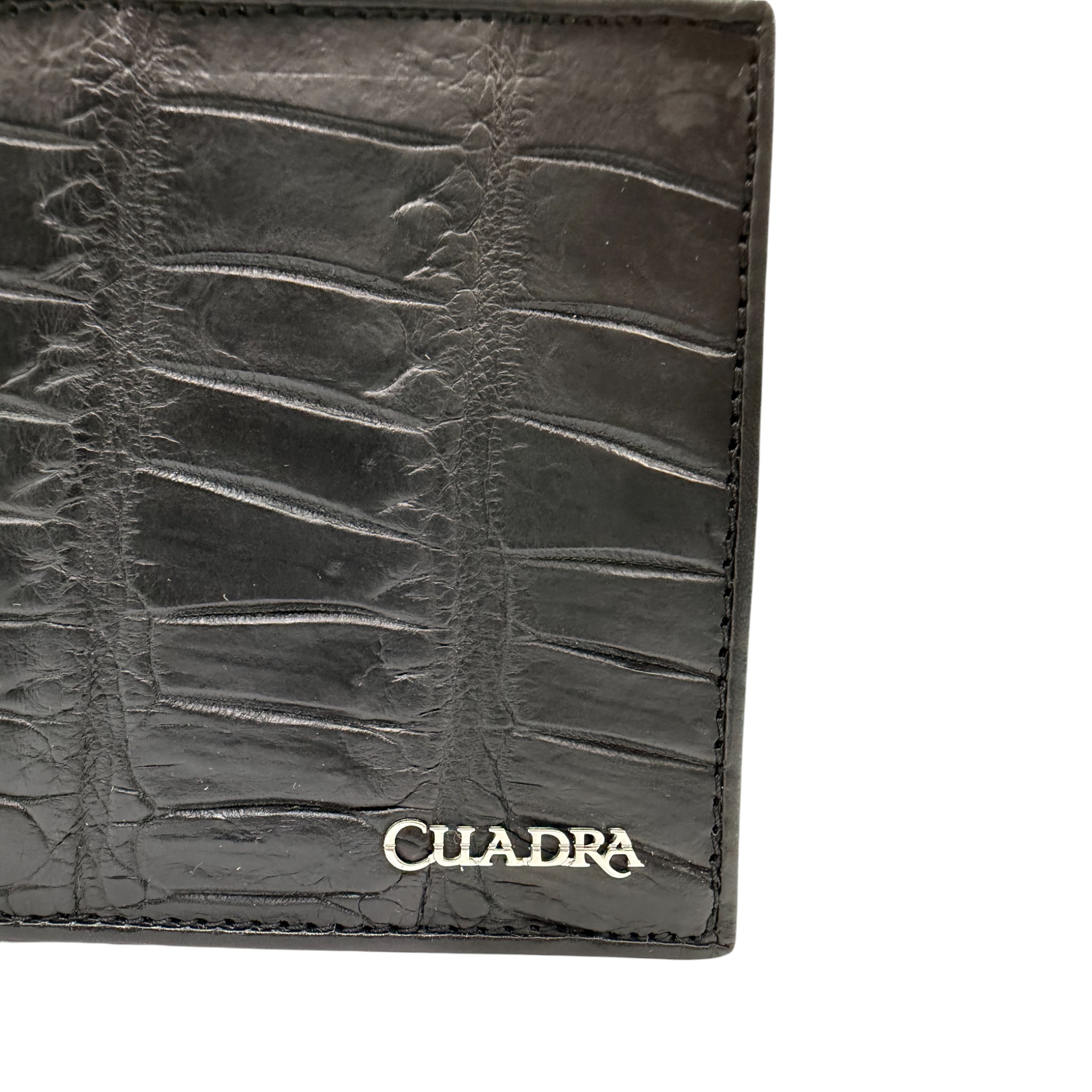 CARTERA CUADRA EN PIEL GENUINA DE CAIMAN NEGRO.