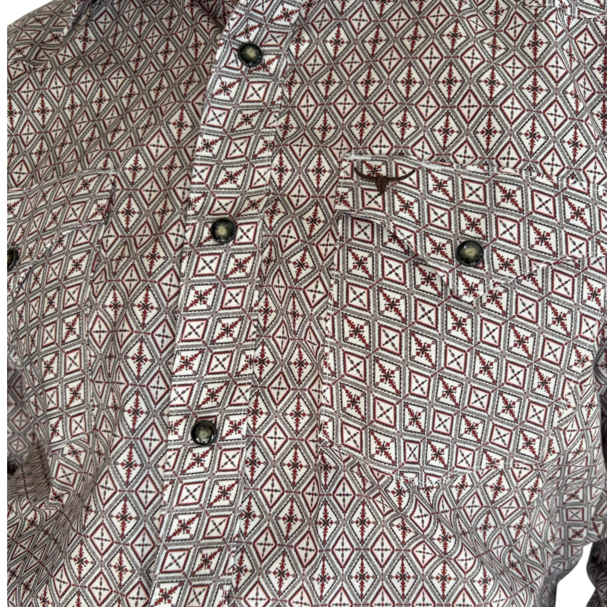 CAMISA RODEO WEST CABALLERO BLANCO CON ROJO ESTAMPADO GEOMETRICO.