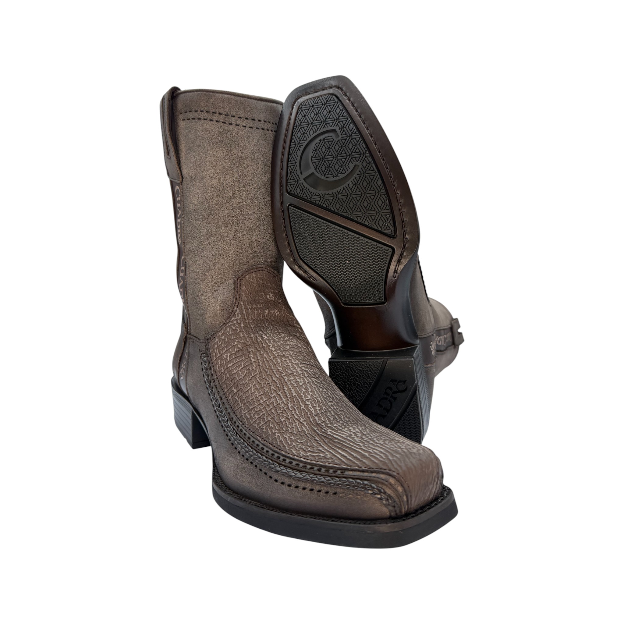 BOTA DE CABALLERO CUADRA EN PIEL DE TIBURÓN.