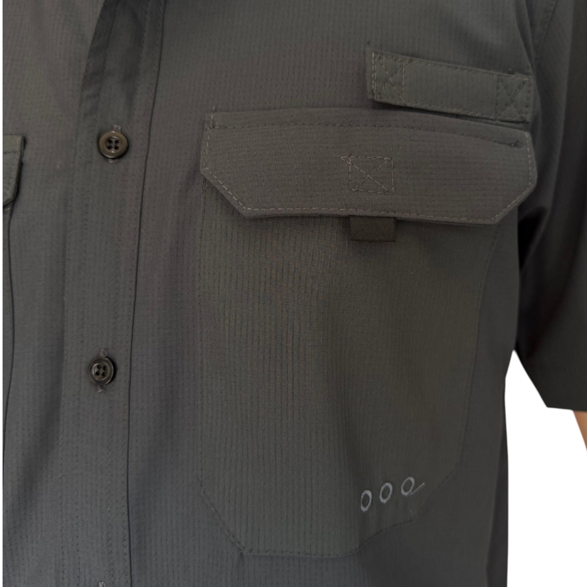 CAMISA REPLICADOS TIPO PESCADOR MANGA CORTA COLOR GRIS.