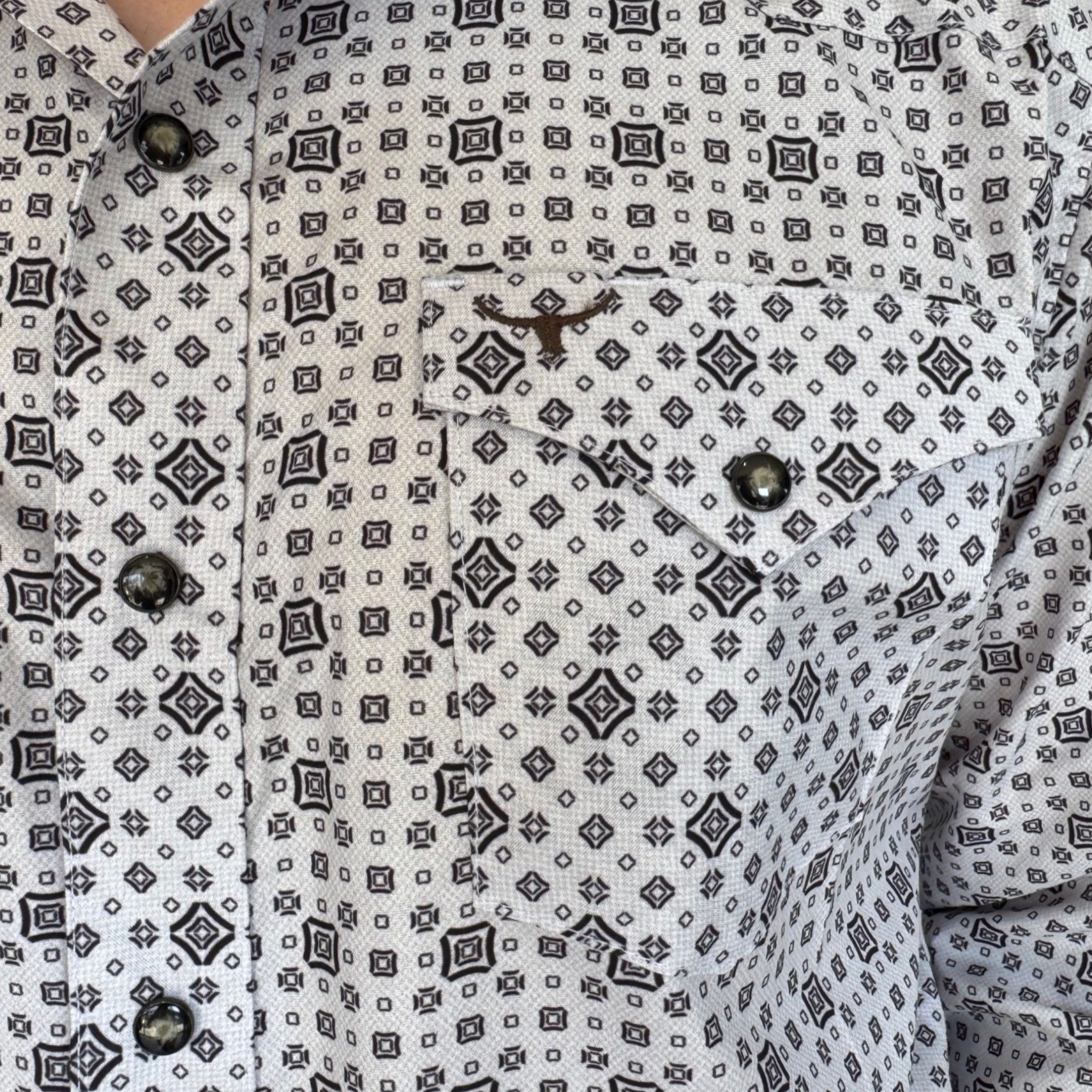 CAMISA RODEO WEST DE CABALLERO ESTAMPADO ROMBO GEOMETRICO COLOR BLANCO/NEGRO.