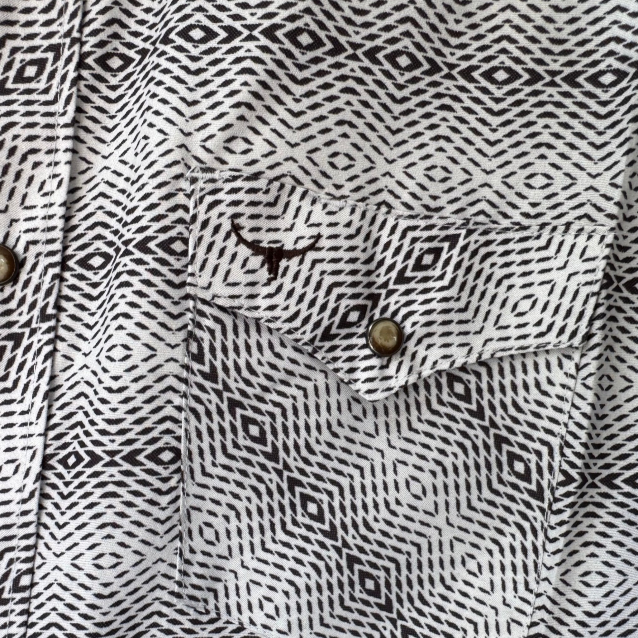 CAMISA RODEO WEST DE CABALLERO ESTAMPADO GEOMETRICO COLOR GRIS/BLANCO.