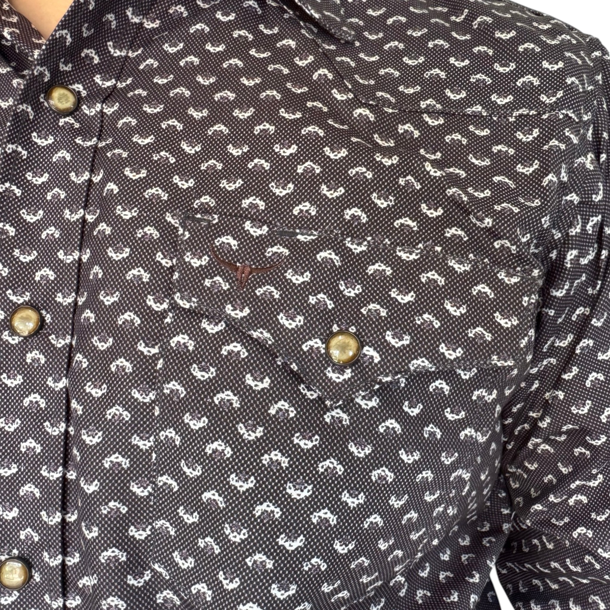 CAMISA RODEO WEST DE CABALLERO COLOR NEGRO CON  ESTAMPADO BLANCO.
