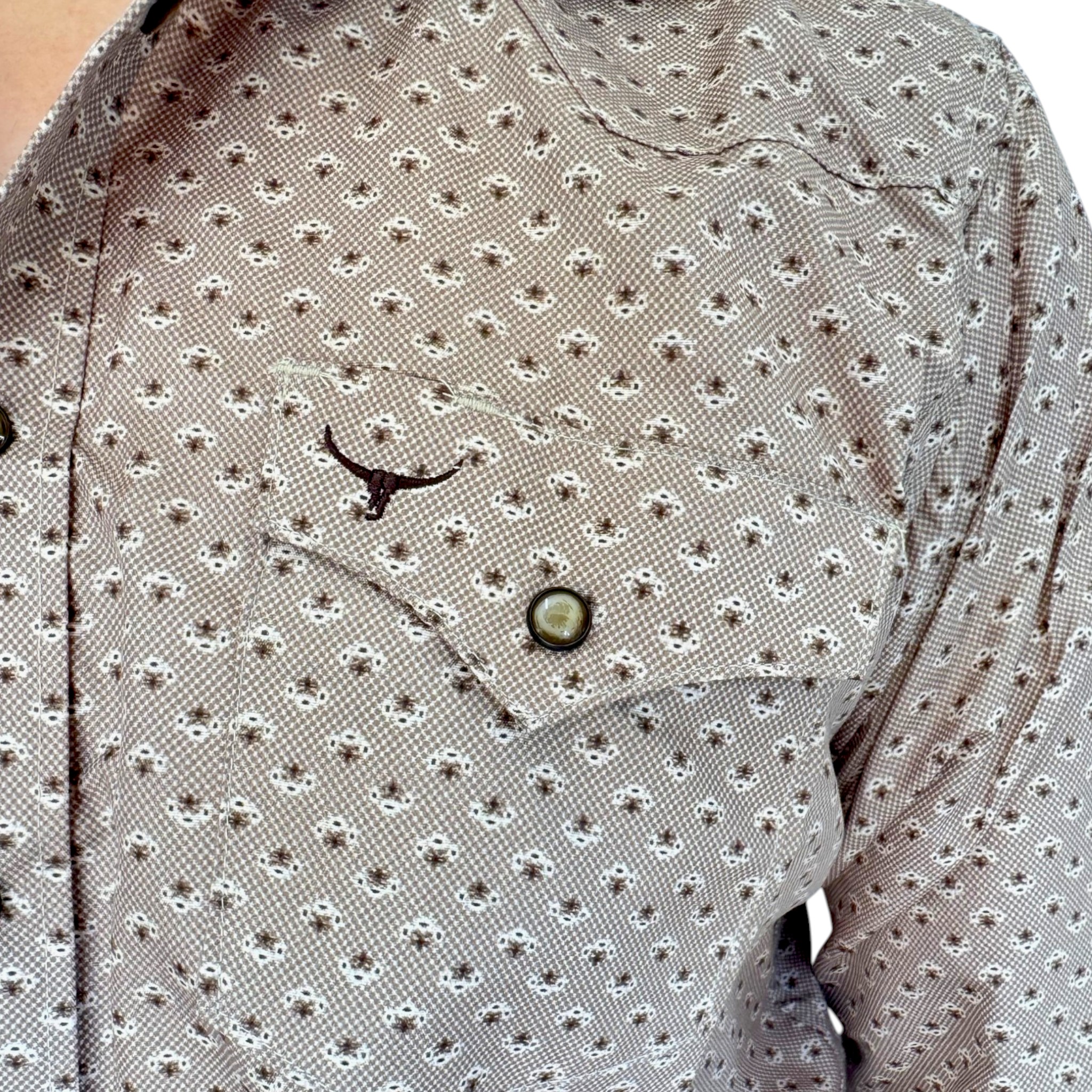CAMISA RODEO WEST DE CABALLERO COLOR BEIGE CON ESTAMPADO CAFÉ.