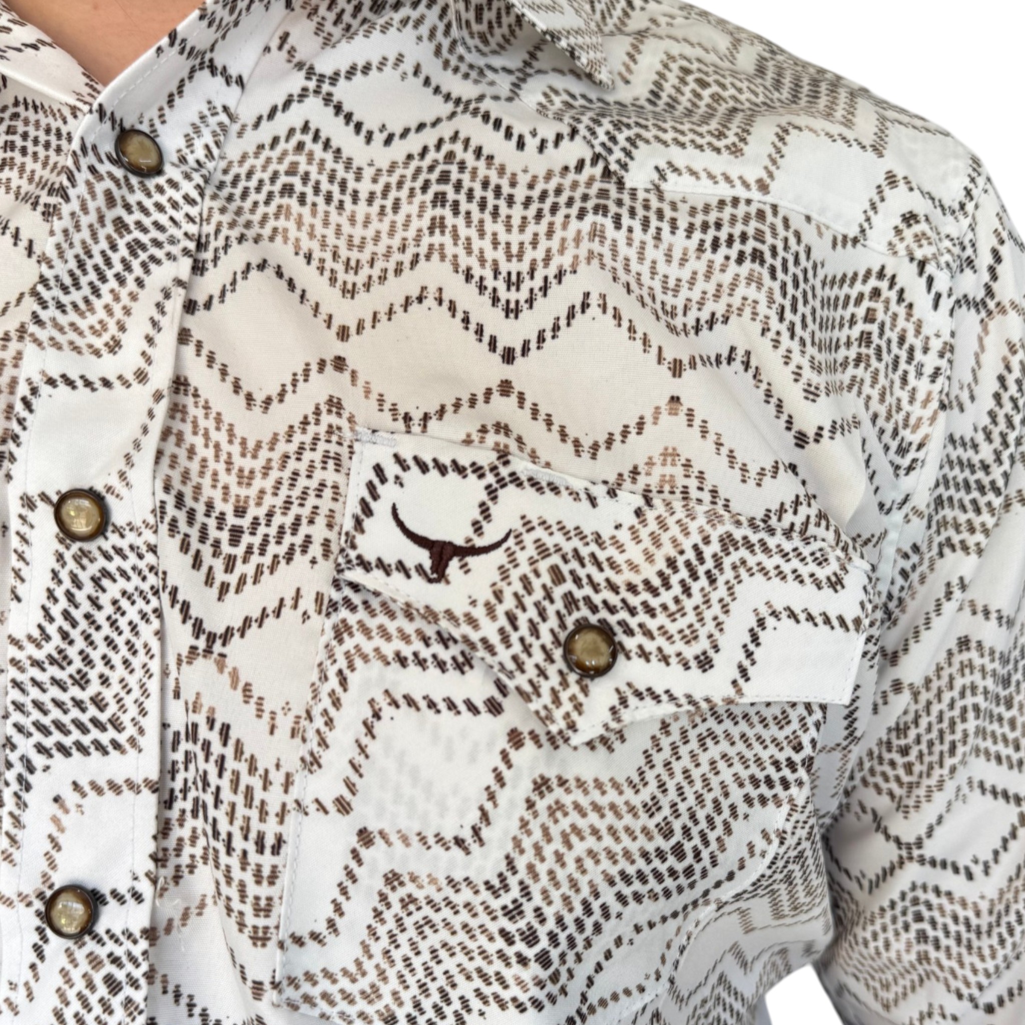 CAMISA RODEO WEST DE CABALLERO COLOR BLANCO CON  ESTAMPADO GEOMETRICO LINEAS.