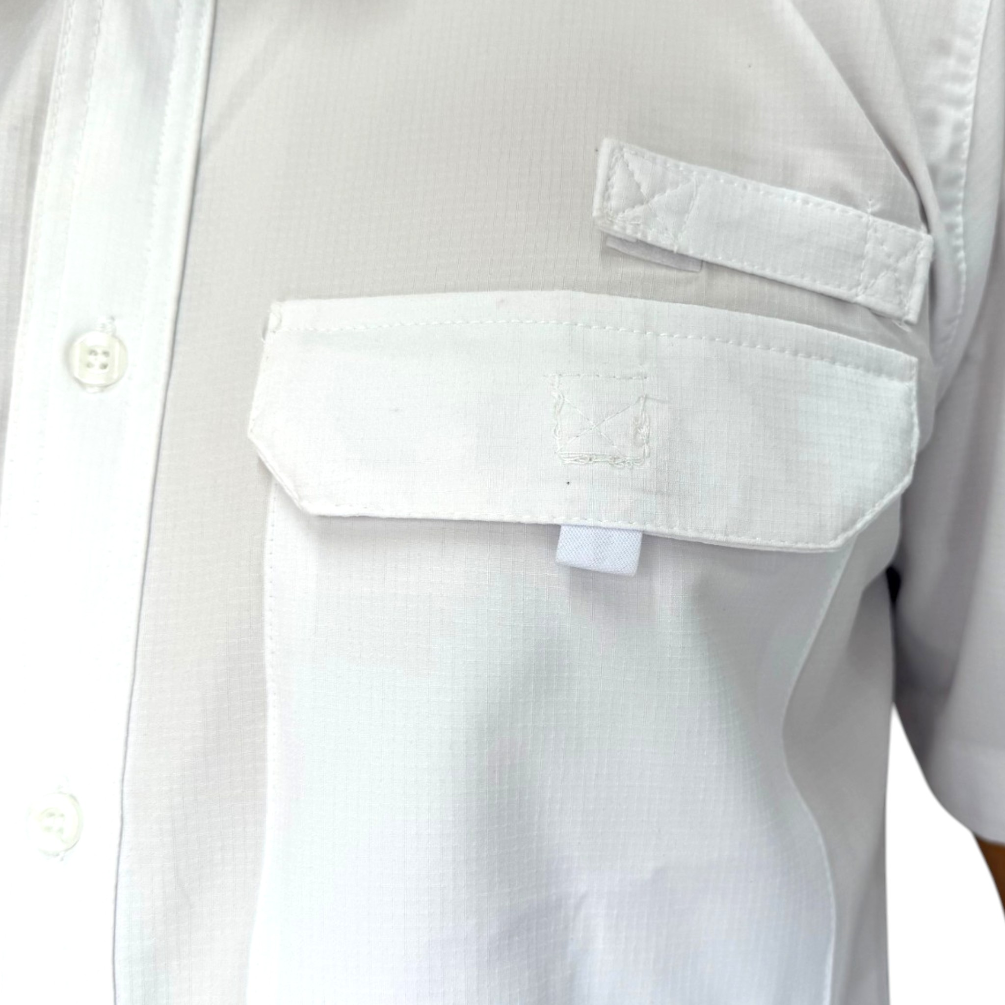 CAMISA REPLICADOS TIPO PESCADOR MANGA CORTA COLOR BLANCO.