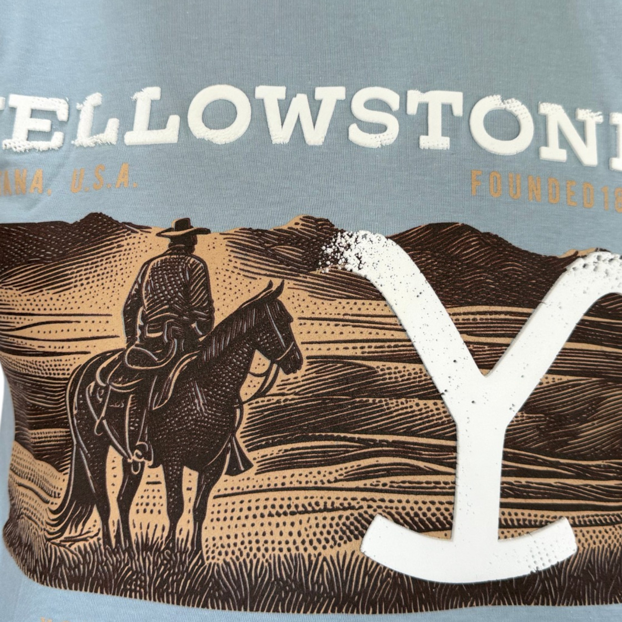 PLAYERA YELLOWSTONE MODELO 029 COLOR AZUL CIELO.