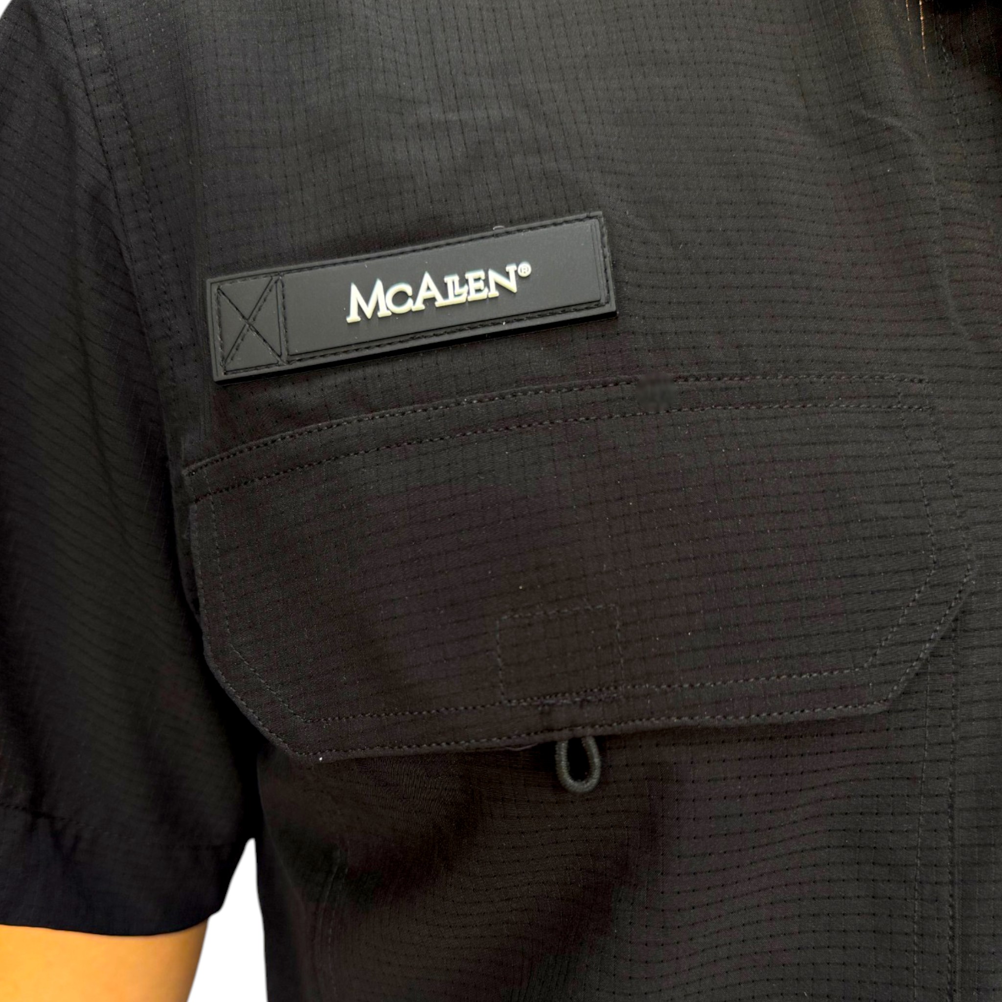 CAMISA MCALLEN TIPO PESCADOR COLOR NEGRO MANGA CORTA.