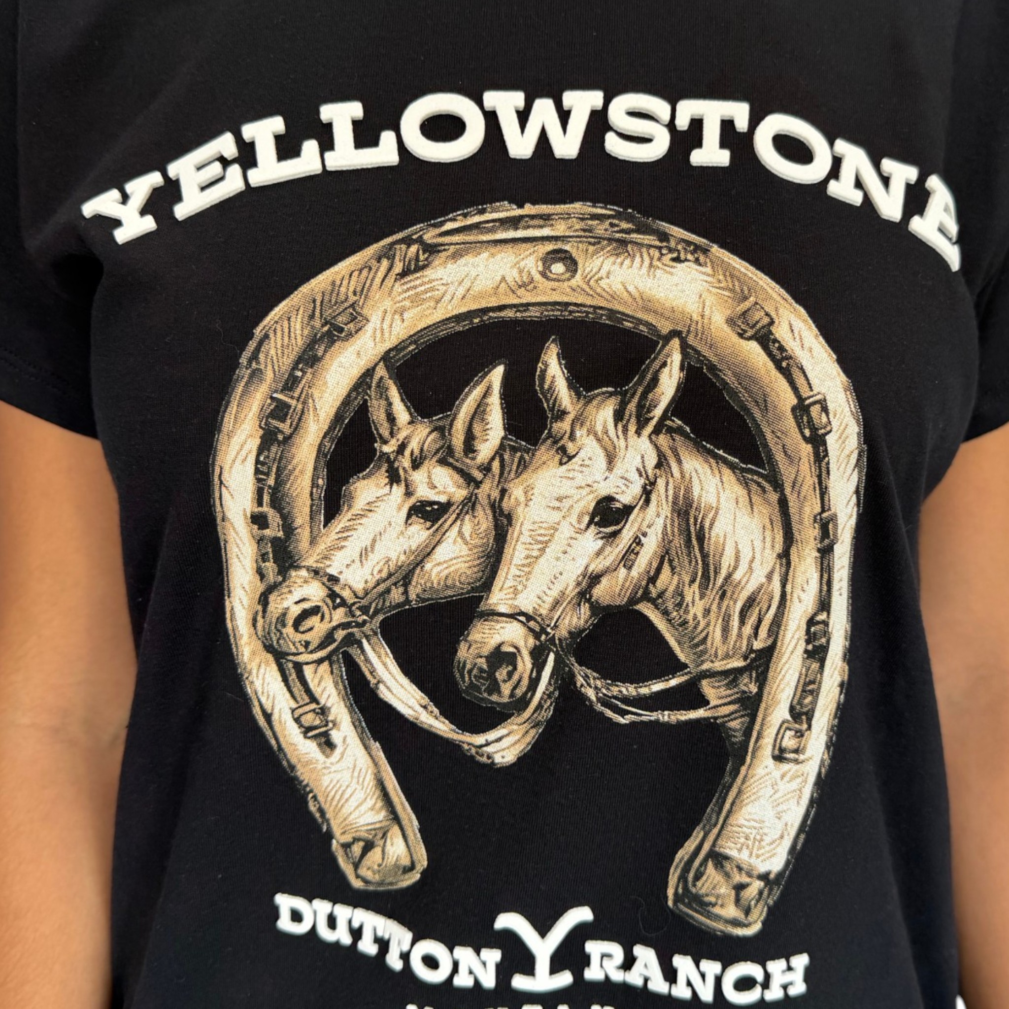 PLAYERA YELLOWSTONE MODELO 027 MONTANA HORSES COLOR NEGRO.