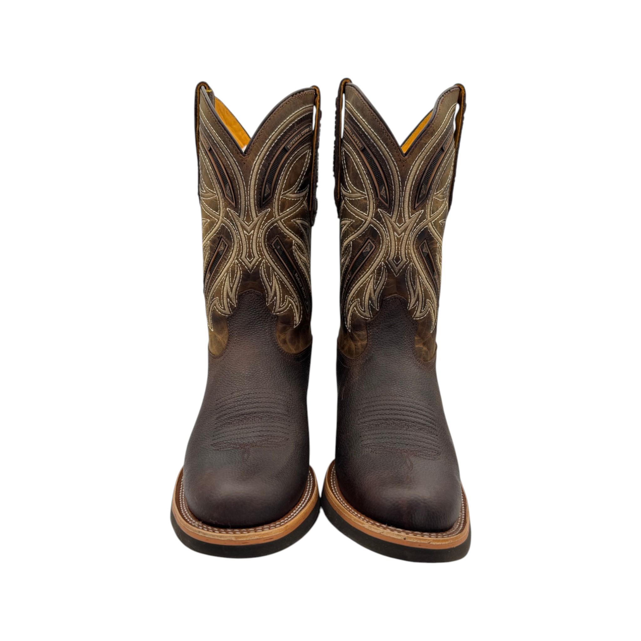 BOTA NOKOTA HORSE HORMA OVAL EN PIEL GRABADO SHOULDER DE RES CAFÉ CON SUELA DE POLIURETANO.